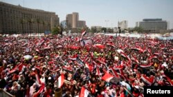 Protesters opposing Egyptian President Mohamed Mursi shout slogans against him and brotherhood members during a protest at Tahrir square in Cairo, June 30, 2013. 