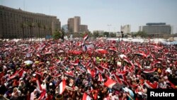 Para penentang Presiden Mohamed Morsi memadati lapangan Tahrir di Kairo hari Minggu (30/6).