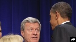 US President Barack Obama (R) talks to 'super committee' Democrat co-chair Senator Patty Murray (L) and "super committee" member Senator Max Baucus (D-MT) in Washington. (File Photo - November 21, 2011)