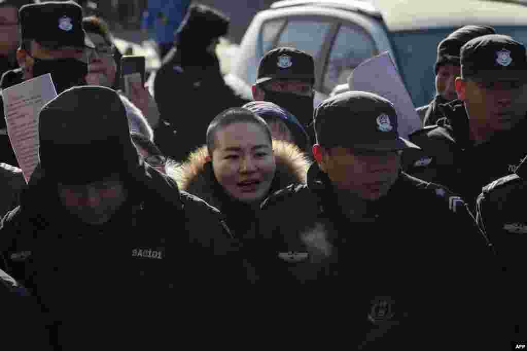 &laquo;لی ونزو&raquo; همسر &laquo;وانگ کوان&zwnj;ژانگ&raquo; وکیل حقوق بشری در چین است. او در هفته های اخیر به هر اقدامی برای پیگیری وضع شوهرش دست زد. او یکبار صد کیلومتر پیاده روی کرد. بعد به همراه دوستانش مقابل بازداشتگاه موهای سرش را زد و حال خود او توسط پلیس بازداشت شد. آقای کوان&zwnj;ژانگ سه سال پیش در قالب یک سرکوب گروهی موسوم به &laquo;سرکوب ۷۰۹&raquo; بازداشت شد.