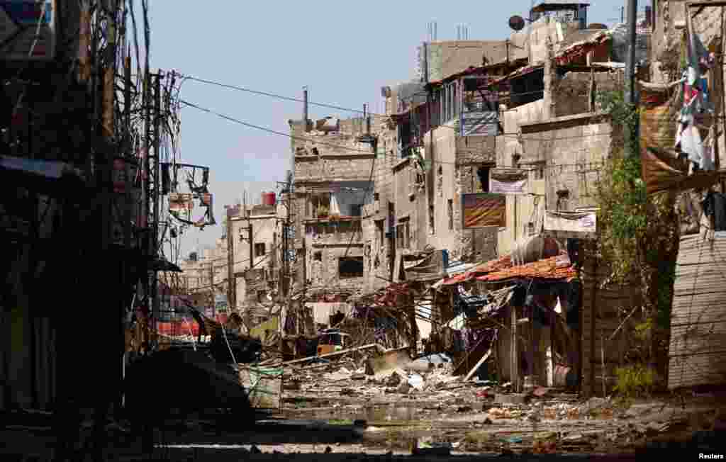 Buildings that were damaged during clashes between forces loyal to Syria&#39;s President Bashar al-Assad and Free Syrian Army fighters, near the Sayeda Zainab area of Damascus, May 29, 2013.