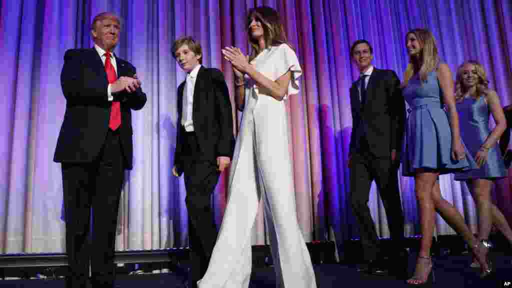 Melania Trump se une a la escena la noche en que Donald Trump ofrece su discurso de victoria en el hotel New York Hilton el ocho de noviembre de 2016. También acompañaban en el escenario, su hijo Barron, su hijastra Ivanka Trump y su esposo Jared Kushner.