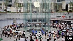 2010年7月10日顾客聚集在上海的新苹果商店。苹果在浦东金融区开设了在中国的第二家旗舰店。