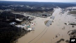 Foto aérea de la autopista interestatal 44 cubierta por el agua, en el crea de Valley Park, Missouri.