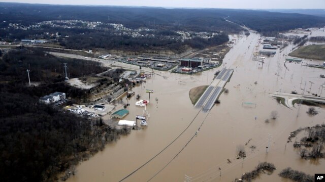 Foto aérea de la autopista interestatal 44 cubierta por el agua, en el crea de Valley Park, Missouri.