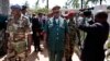 Le chef des forces armées de Guinée-Bissau, le général Antonio Indjai, au centre, quitte une réunion diplomatique de haut niveau à la présidence, dans la capitale Bissau, le 7 novembre 2012. 