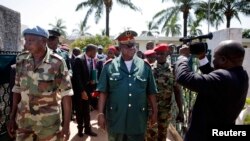 Le chef des forces armées de Guinée-Bissau, le général Antonio Indjai, au centre, quitte une réunion diplomatique de haut niveau à la présidence, dans la capitale Bissau, le 7 novembre 2012. 