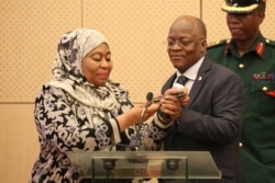 Makamu Rais Samia Suluhu (kushoto) na hayati Rais John Magufuli