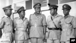 Manjo-janar Aguiyi-Ironsi tare da gwamnonin da ya nada a larduna hudu na Najeriya. (hagu zuwa dama) Manjo Hassan Usman Katsina; sai leftana-kanar F. A. Fajudi; leftana-kanar Odumegwu Ojukwu; da leftana-kanar D. A. Ejoor