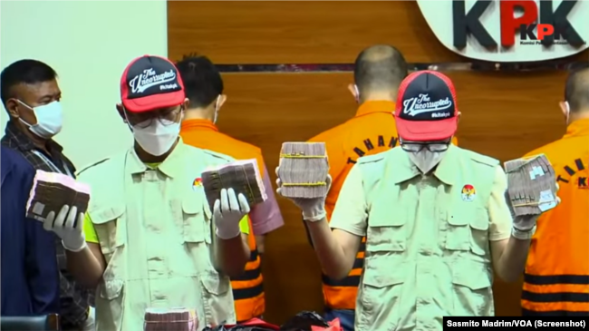 Barang bukti yang disita Komisi Pemberantasan Korupsi (KPK) dalam penangkapan para tersangka di Jakarta dan Musi Banyuasin untuk kasus dugaan suap proyek irigasi dan normalisasi danau, Jumat, 15 Oktober 2021. (Foto: Tangkapan layar/Sasmito Madrim/VOA)