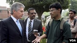 Mantan Menlu Australia Stephen Smith berbicara dengan mahasiswa India dalam kunjungannya ke St Stephen Cellege, di New Delhi. Ia berjanji akan mengusut tuntas penganiayaan mahasiswa asal India di Australia (foto: dok).