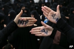 گروهی از محافظه کاران مخالف پیوستن ایران اعتراض خود را اینگونه نشان می دهند.