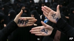 ایران کے شہر تہران میں خواتین ایف اے ٹی ایف کے خلاف مظاہرہ کر رہی ہیں۔ 7 اکتوبر 2018