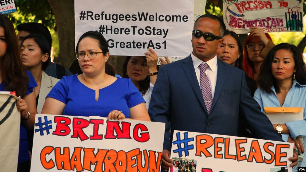 FILE PHOTO - Jenny Srey (left) stood next to her husband, Ched Nin, who has received a waiver from the U.S. District Judge in Minnesota to reunite with his family after his deportation order was canceled, June 28, 2017. (Ten Soksreinith/VOA Khmer)