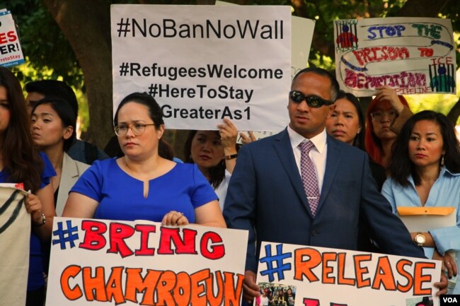 រូបឯកសារ៖ អ្នកស្រី Jenny Srey (ឆ្វេង) ឈរនៅក្បែស្វាមីរបស់អ្នកស្រី គឺលោក ជិត នីន (Ched Nin) ដែលបានជួបជុំគ្រួសារវិញ ក្រោយពេលដែលចៅក្រមនៃតុលាការប្រចាំរដ្ឋ Minnesota បានចេញសេចក្តីសម្រេចលុបចោលបញ្ជាបញ្ជូនរូបលោកទៅកាន់ប្រទេសកម្ពុជា ដោយសារតែឧក្រិដ្ឋកម្មដែលលោកបានប្រព្រឹត្តពីអតីតកាល។ (ទែន សុខស្រីនិត/VOA)