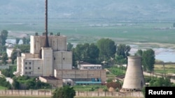 지난 2008년 6월 냉각탑(오른쪽) 폭파를 앞두고 북한이 공개한 영변 핵 시설. (자료사진)