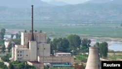 지난 2008년 6월 냉각탑(오른쪽) 폭파를 앞두고 촬영한 북한 영변 핵 시설. (자료사진)
