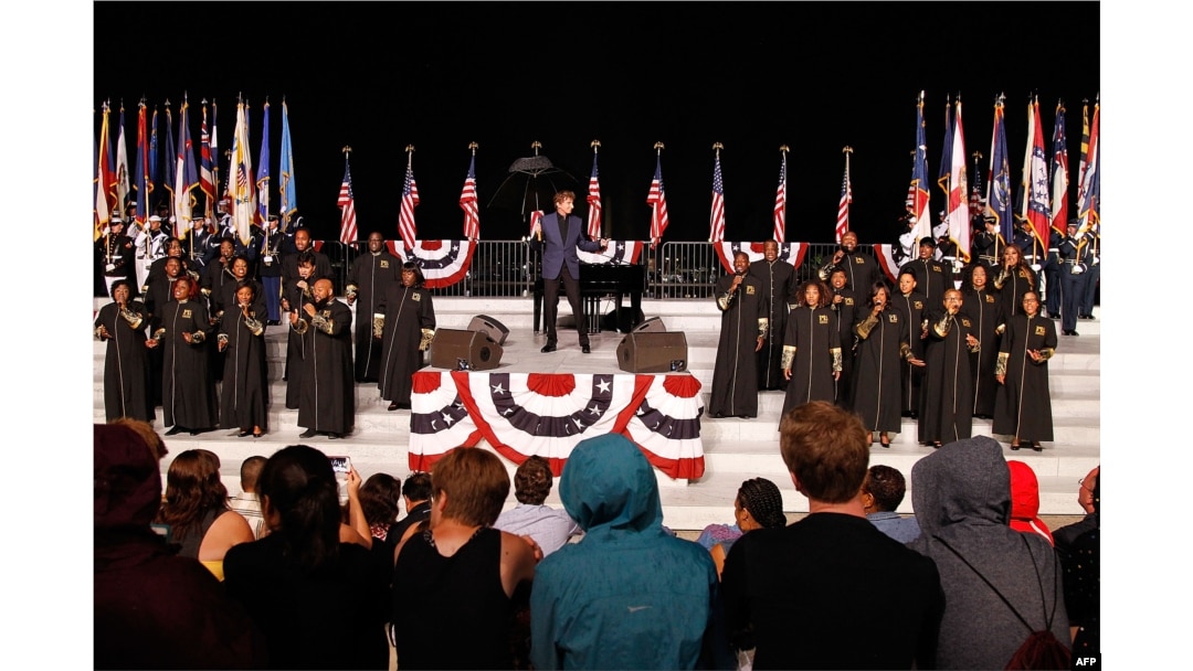 Barry Manilow tampil dalam gladi resik konser A Capitol Fourth 2015 di Washington, D.C., 3 Juli 2015.