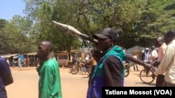 Des échanges de tirs nourris ont été entendus au PK5, pour empêcher certains musulmans et habitants du quartier de voter. (VOA Afrique/Tatiana Mossot)