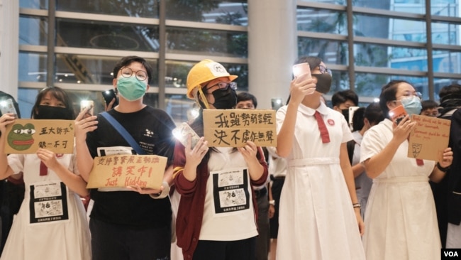 9月23日香港黄大仙区的一班中学生在某商场举行集会抗议警方暴力 (美国之音鸣笛拍摄)