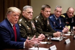 资料照片：特朗普总统与参谋长联席会议主席米利将军以及其他军方将领。(2019年10月7日)