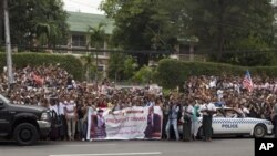 မြန်မာနိုင်ငံကို ခေတ္တလာရောက်ခဲ့သော အမေရိကန်သမ္မတ အိုဘားမားအား စောင့်ကြိုနှုတ်ဆက်နေသော မြန်မာပြည်သူများ။ (နိုဝင်ဘာလ ၁၉၊ ၂၀၁၂။)