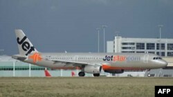 Pesawat Airbus A321-200 milik Jetstar siap lepas landas dari bandar udara Melbourne. (Foto: Dok)