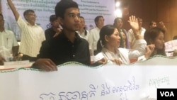 A group of Cambodian youth put up a banner highlighting concerns of the impact on fish population of the Pak Beng hydropower project in Laos, June 14, 2017. (Hul Reaksmey/VOA Khmer)