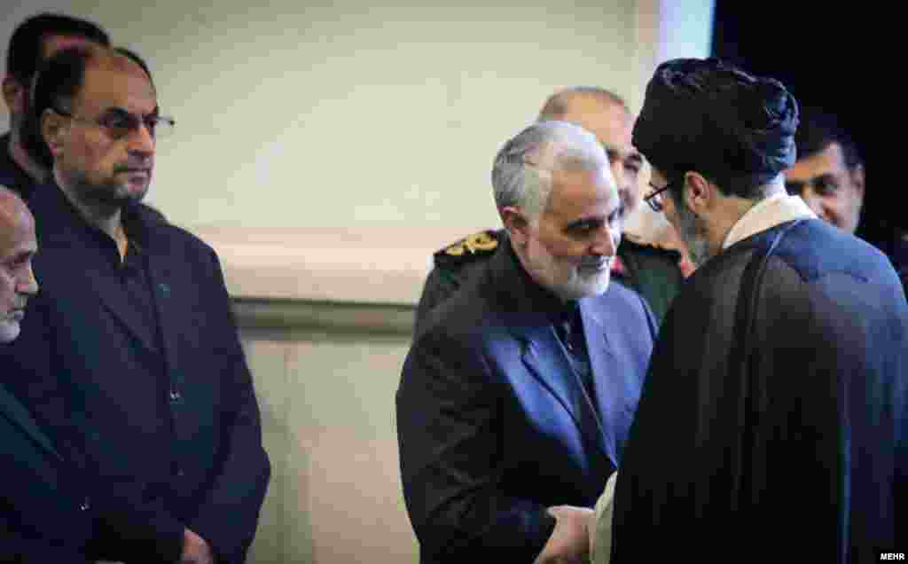 در حاشیه مراسم درگذشت پدر قاسم سلیمانی، فرزند رهبر جمهوری اسلامی و مقام های امنیتی بیت او نیز حضور دارند.