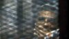 محمد فهمی خبرنگار کانادایی مصری نبار الجزیره در حال گوش دادن به حکم دادگاه تجدید نظر - ۷ شهریور ۱۳۹۴ 