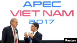 El Director Ejecutivo de la Secretaría de Cooperación Económica Asia-Pacífico (APEC) Alan Bollard habla con un funcionario en Da Nang, Vietnam, el 6 de noviembre de 2017. 