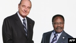 Le président français Jacques Chirac et son homologue gabonais Omar Bongo Ondimba, le 15 février 2007.