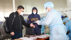 港府派出40名工作人員前往武漢機場協助撤離港人，所有工作人員均穿上保護服。（香港政府新聞處）