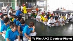 အဖမ်းခံထားရသည့် နာနတ်သီးစက်ရုံရှိ မြန်မာအလုပ်သမားများ။ မဟာချိုင်၊ ထိုင်း။ ဇူလိုင် ၃၊ ၂၀၁၆။