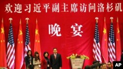 这张由美籍华裔商人胡伟星的女儿公布的照片显示，2012年2月16日，胡伟星（左起第四）和妻子与女儿和另一名亲戚一道准备参加在洛杉矶迎接时任中国国家副主席习近平的晚宴。
