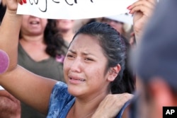 Manifestantes marchan al Refugio Temporal de Homestead para Niños No Acompañados, el sábado 23 de junio de 2018, en Homestead, Fla. (AP Photo / Brynn Anderson).