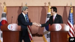 존 케리 미국 국무장관(왼쪽)과 윤병세 한국 외교부 장관이 13일 서울 외교부 청사에서 회담을 가진 후 공동 기자회견에서 악수하고 있다.
