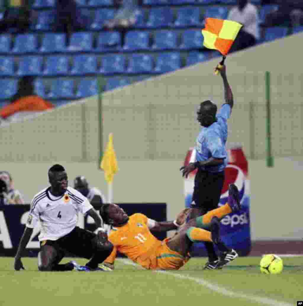 Didier Drogba (C) of Ivory Coast fights for the ball with Dani Massunguna (L) of Angola during their African Nations Cup soccer match in Malabo January 30, 2012.