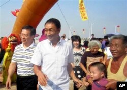 2010年9月27日，与日本巡逻船相撞的中国拖网渔船船长詹启雄（中）被日本释放后在福建家乡受到欢迎