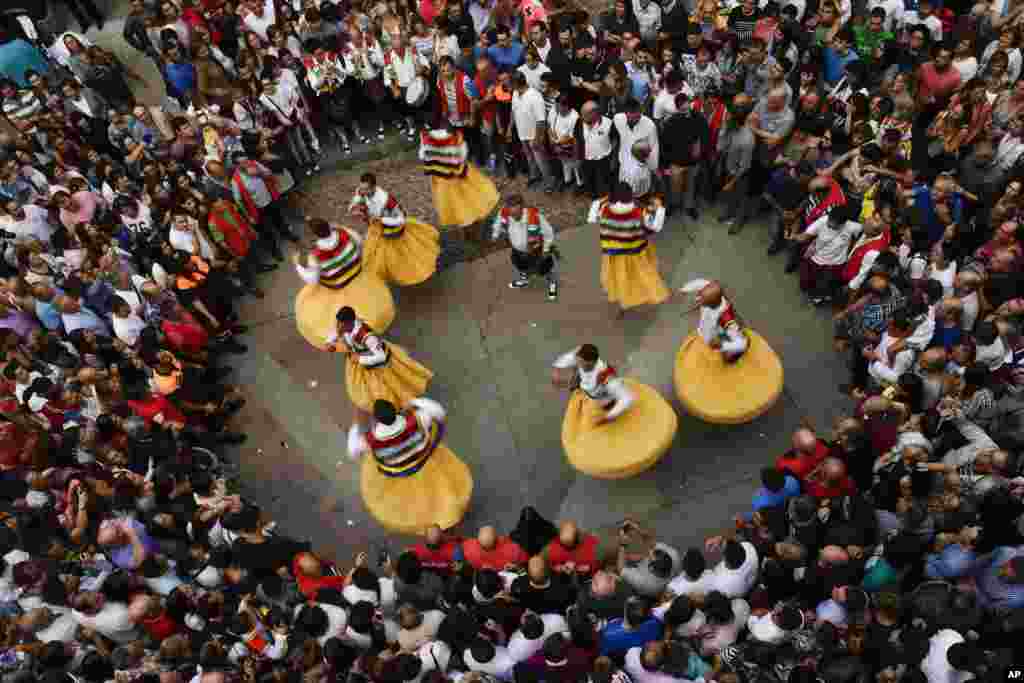 អ្នក​របាំ​សម្តែង​របាំ​ប្រពៃណី Danza de Los Zancos ដើម្បី​ឧទ្ទិស​ដល់​ Saint Mary Magdalene នៅ​តាម​ផ្លូវ​មួយ នៅ​ក្នុង​ក្រុង Anguiano ដ៏​តូច​មួយ​ ក្នុង​ប្រទេស​អេស្ប៉ាញ កាលពី​ថ្ងៃទី២៣ ខែកក្កដា ឆ្នាំ២០១៦។