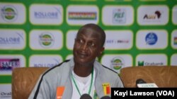L'entraîneur malien Djibril Dramé, à Lomé, Togo, le 3 décembre 2016. (VOA/Kayi Lawson)