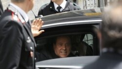 سیلویو برلسکونی، نخست وزیر ۷۴ ساله ایتالیا در مقابل یکی از دادگاه های شهر میلان برای مردم دست تکان می دهد - ۹ مه ۲۰۱۱