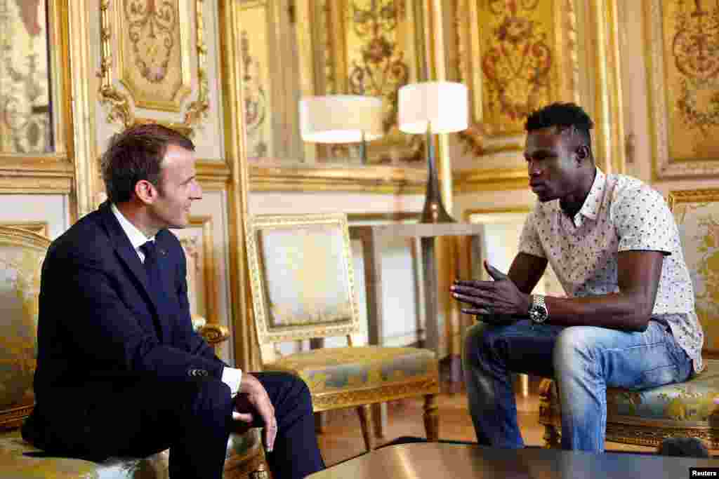 مرد مهاجر اهل مالی بعد از اینکه یک کودک آویزان از طبقه چهارم آپارتمانی را نجات داد با رئیس جمهوری فرانسه دیدار کرد و به زودی شهروند فرانسه می شود.