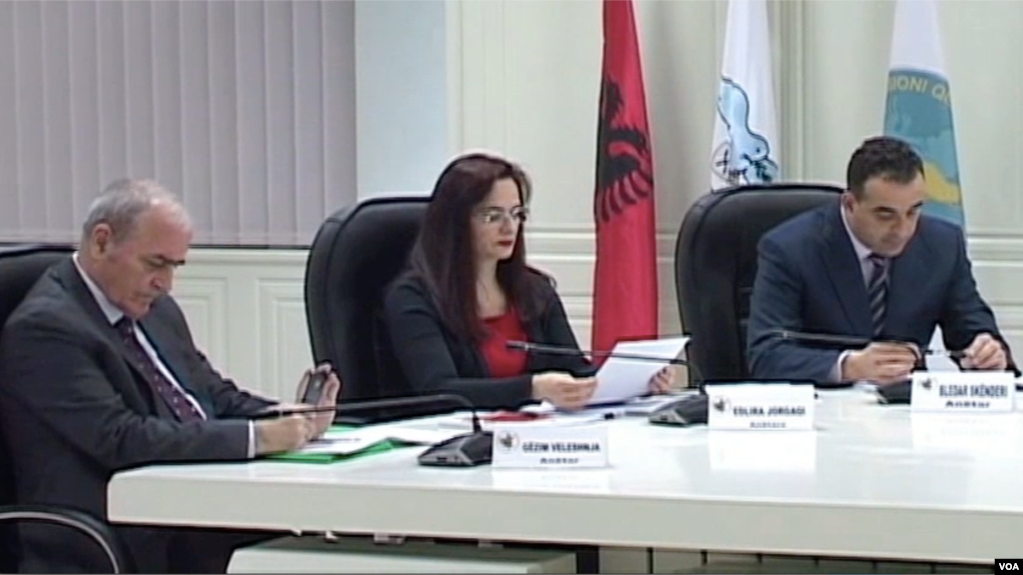 Në Tiranë, KQZ i kërkoi prokurorisë të dhëna shtesë për deputetët Rahovica dhe Rakipi