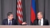 资料照片：美国国务卿布林肯(左)和俄罗斯外长拉夫罗夫2021年12月2日在瑞典斯德哥尔摩举行的欧洲安全与合作组织会议间隙会晤。（美联社）