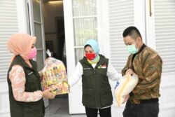 Ketua Umum Jabar Bergerak Atalia Ridwan Kamil secara simbolis menerima bantuan 1.000 paket sembako dari Paguyuban Hegarmanah, di Gedung Pakuan, Kota Bandung, Kamis (2/4). (Courtesy: Humas Jabar)