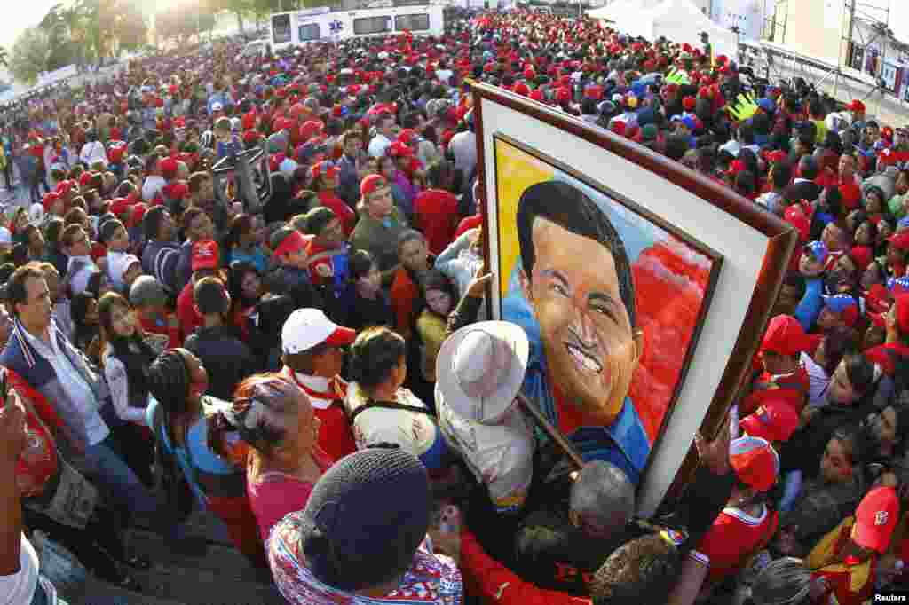 암 투병 끝에 사망한 우고 차베스 대통령의 시신을 조문하기 위해 8일 베네수엘라 수도 카라카스 군사학교에 모인 지지자들.