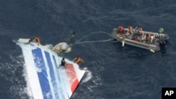 Brazil's Navy sailors recover debris from the missing Air France Flight 447 in the Atlantic Ocean, 08 Jun 2009