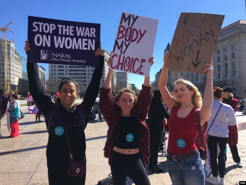 妇女们在华盛顿示威，打出标语&ldquo;我的身体我做主&rdquo;&ldquo;停止对妇女的战争&rdquo;（2017年3月8日）