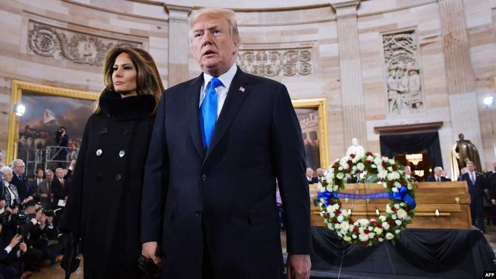 Rais Donald Trump na mkewe Melania Trump wakiondoka baada ya kuhudhuria maombolezo ya mhubiri Billy Graham katika Bunge la Marekani Februari 28, 2018.